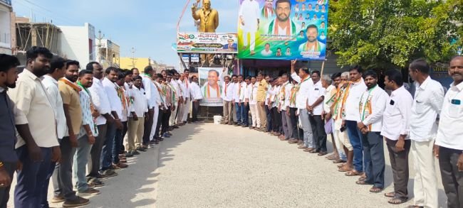 మండల కాంగ్రెస్ పార్టీ ఆధ్వర్యంలో ఎమ్మెల్యే రాజగోపాల్ రెడ్డి చిత్రపటానికి పాలాభిషేకం