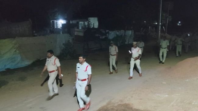 ఈదగాలి గ్రామంలో పోలీసుల ఫ్లాగ్ మార్చ్, కార్డన్ సెర్చ్