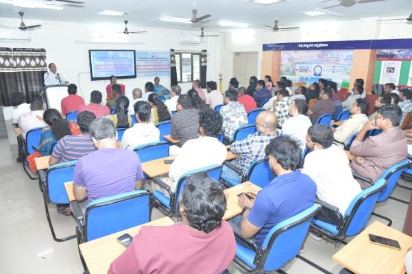 పాడి పశువుల పెంపకంపై శిక్షణ -పంచసూత్ర ప్రణాళికతో డైరీ యూనిట్ లాభదాయకం : విసి వి.వైకుంఠ రావు