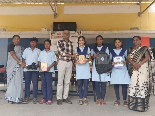 సర్పంచ్ పెరుక సరిత- రామచంద్రo ఆధ్వర్యంలో విద్యార్థులకు స్కూల్ బ్యాగులు, షూస్, డైరీలు, డిక్షనరీలను అందజేశారు