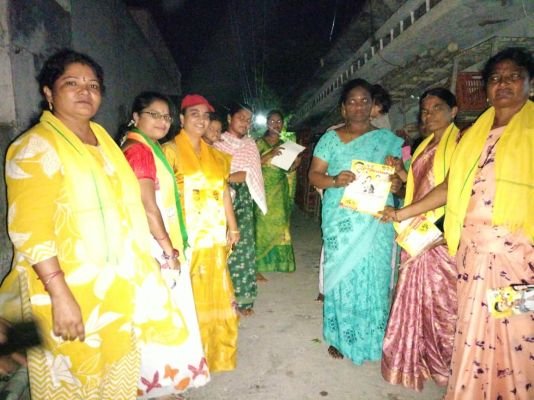 కోనంకి గ్రామంలో హోరెత్తిన జడ్పీటీసీ అభ్యర్థి వునం దీపిక ర్యాలీ - గడపగడపకూ తిరిగి ఓట్ల అభ్యర్థన  పిడుగురాళ్ల రూరల్ మేజర్ న్యూస్    పిడుగురాళ్ల మండలం కోనంకి గ్రామంలో జడ్పీటీసీ అభ్యర్థి వునం దీపికఎన్నికల ప్రచారం జోరుగా సాగింది. గ్రామంలో భారీ బైక్ ర్యాలీ, డీజే సౌండ్ల నడుమ కూటమి నాయకులతో కలిసి ప్రచారంలో 