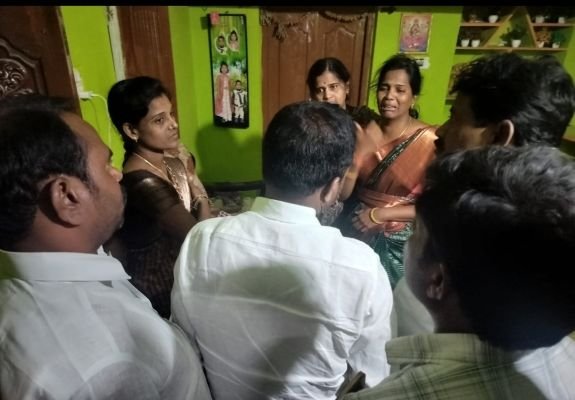 మృతుని కుటుంబ సభ్యులను పరామర్శించిన కాంగ్రెస్ పార్టీ శెట్టి సుధాకర్  మరియు స్థానిక సర్పంచ్ బందెల సుజాత బాలకిషన్