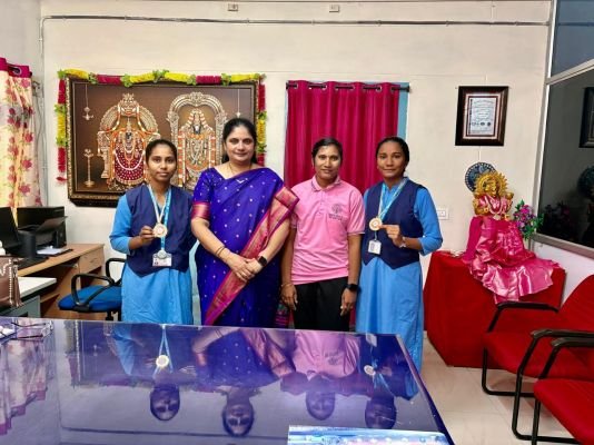 రగ్బీ పోటీలలో ఎస్పీడబ్ల్యూ విద్యార్థుల ప్రతిభ  తిరుపతి ఎడ్యుకేషన్ మేజర్ న్యూస్   కర్నూల్ ఆదర్శ జూనియర్ కళాశాల వేధికగా ఈనెల 10వ తేదీ నుంచి రెండు రోజుల పాటు జరిగిన 70వ ఎస్ జి ఎఫ్ రగ్బీ అండర్ -19 అంతర్ జిల్లా టోర్నమెంట్లో శ్రీపద్మావతి మహిళా జూనియర్ కళాశాల విద్యార్థినిలు అత్యుత్తమ ప్రతిభ కనబరచి ఓవరాల్ ఛ