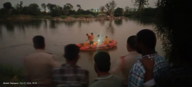 ఏడుపాయల మంజీరా నదిలో తల్లి, ఇద్దరు కుమార్తెల కోసం గాలింపు: