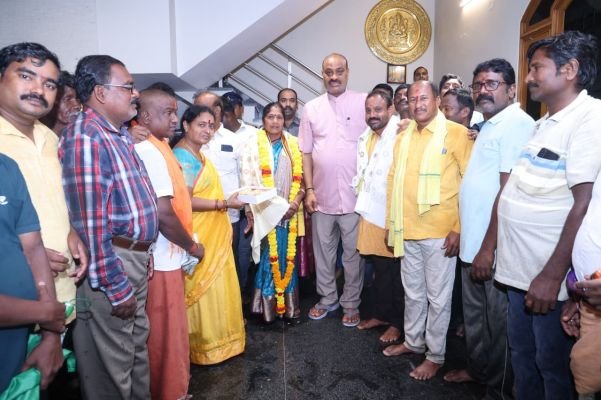 మండలంలో ఐదుగురు టీడీపీ ఎంపీటీసీ అభ్యర్థులు ఏకగ్రీవం