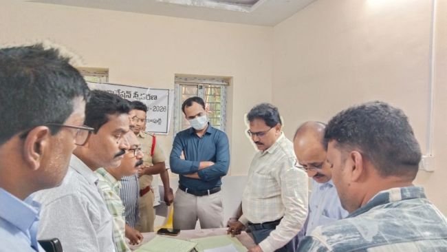 బీఫారాల స్వీకరణ ప్రక్రియను పరిశీలించిన ఆర్డీవో