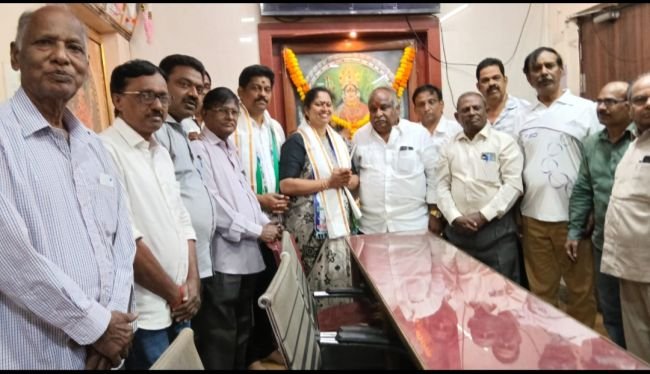బొడ్డేటి మాధవి కిరణ్ అత్యధిక మెజార్టీతో ప్రజలు గెలిపించాలి బుద్ధ శివాజీ...