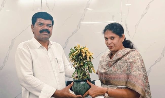 ఎమ్మెల్యే పాయం ను  మర్యాద పూర్వకంగా కలిసిన ఎఫ్ డి ఓ రాధిక