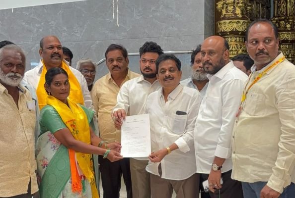 కూటమి అభ్యర్థులకు బి ఫాం పంపిణీ