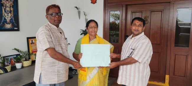 టీడీపీ జడ్పీటీసీ అభ్యర్థి అల్లు రామునాయుడుకు బి-ఫారం అందజేత