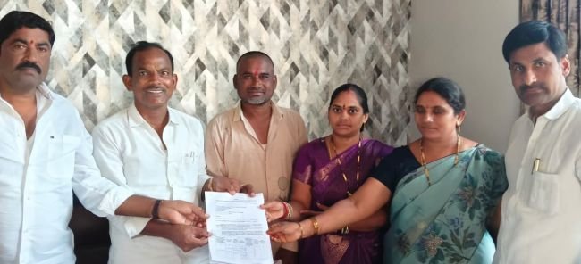 చోడపల్లి సెగ్మెంట్ ఎంపీటీసీ అభ్యర్థికి బి-ఫారం అందజేత