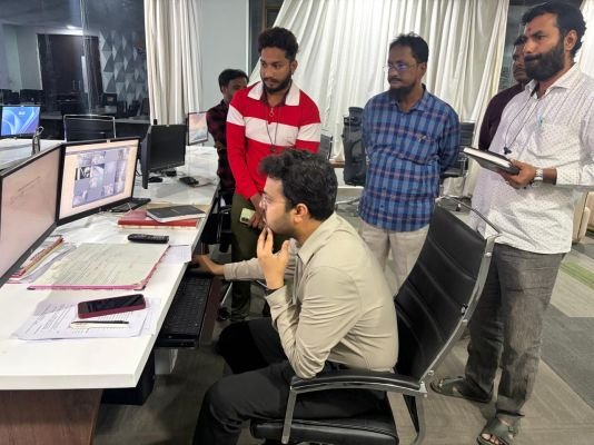 కంట్రోల్ రూమ్ నుంచి పరిస్థితిని పర్యవేక్షిస్తున్న మున్సిపల్ కమిషనర్ రాహుల్ మీనా
