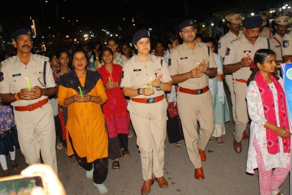 పోలీస్ ఫ్లాగ్ డే సందర్భంగా పరిగిలో క్యాండిల్ ర్యాలీ –పోలీస్ అమరవీరులకు నివాళులర్పించిన జిల్లా ఎస్పీ స్నేహ మెహ్రా