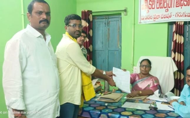 రిటర్నింగ్ అధికారికి బీ-ఫారాలు అందజేసిన టీడీపీ కన్వీనర్