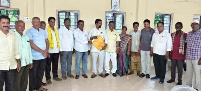 రిటర్నింగ్ అధికారికి బీ-ఫారాలు అందజేసిన టీడీపీ మండల ప్రధాన కార్యదర్శి రౌతు వేణుగోపాల్ నాయుడు .