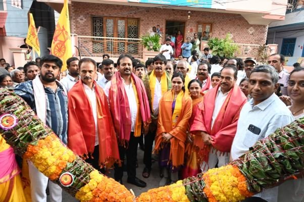 అభివృద్ధి కూటమి మంత్రం -ప్రతి డివిజన్లో ఇంటింటి హోరెత్తిన ప్రచార జోరు -మేయర్ అభ్యర్థి జేబీకి అడుగడుగునా జననీరాజనం  -జననీరాజనానికి కూటమి అభివృద్ధి సాక్షి : ఎన్డీఏ మేయర్ అభ్యర్థి జేబీ  ఎడ్యుకేషన్ స్టాఫ్ రిపోర్టర్:  కూటమి అధికారంలోకి వచ్చిన తర్వాత చేసిన అబివృద్ధి మంత్రం చూసి ప్రజలు చూపిస్తున్న జననీరాజన
