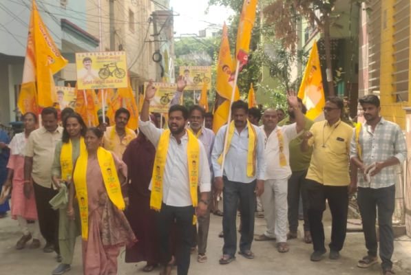 మా అమ్మను 13 వ డివిజన్ కార్పొరేటర్‌గా గెలిపించండి.. డివిజన్‌ను ఆదర్శవంతంగా తీర్చిదిద్దుతాం:   టీఎన్ఎస్ఎఫ్  తిరుపతి పార్లమెంట్ జిల్లా అధ్యక్షుడు కొట్టే హేమంత్ రాయల్