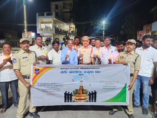 క్యాండిల్ ర్యాలీతో పోలీసు అమరవీరులకు ఘనమైన నివాళులు
