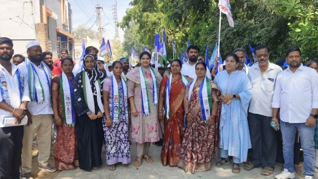 వైసిపి ప్రచారంలో దూసుకుపోతున్న చైర్మన్ అభ్యర్థి శ్రీలక్ష్మి రాజేష్ 