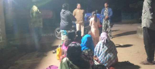 ఇందిరమ్మ ఇళ్ల కోసం తీవ్ర చలిలోపేద మహిళల రాత్రంతా నిరసన.. న్యాయం జరిగే వరకు కదిలేది లేదు!