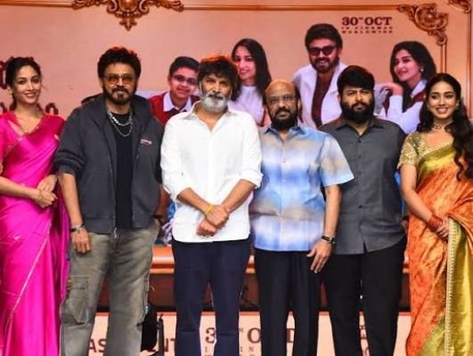 ఆదర్శ కుటుంబం ప్రీ రిలీజ్ వేడుకలో వెంకటేష్, త్రివిక్రమ్ సందడి.. సిక్సర్ కొట్టబోతున్నామంటూ ధీమా!