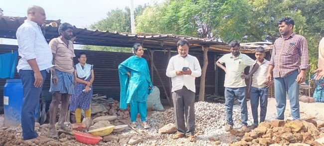 నీటి సంరక్షణ.. పారిశుధ్యానికి పెద్దపీట  బోరేగావ్‌లో పర్యటించిన ఎంపీడీవో మంజుల.. ప్రాథమిక పాఠశాల, అంగన్‌వాడీ పరిసరాల పరిశీలన