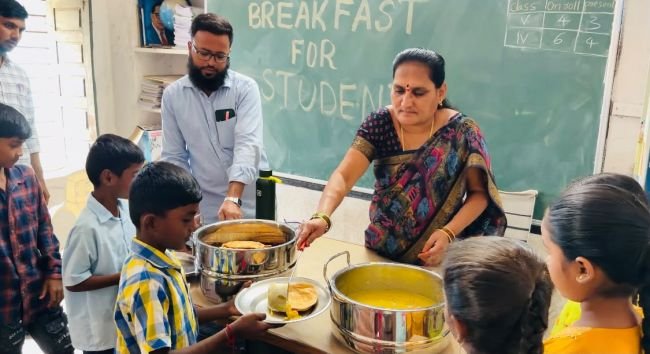 విద్యార్థుల ఆరోగ్యం, విద్యాభివృద్ధికి పోషకాహారం ఎంతో ముఖ్యం: కార్పొరేటర్ ఆకుల నర్మద