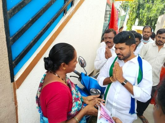 44వ డివిజన్‌లో వైసీపీ జోరుగా ఎన్నికల ప్రచారం  ‘ఫ్యాన్ గుర్తు’కు ఓటు వేసి గెలిపించండి.. అనంత వెంకటరామిరెడ్డి