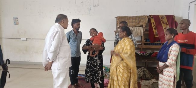 నాగాయలంకలో పునరావాస కేంద్రాన్ని పరిశీలించిన ఎమ్మెల్యే మండలి