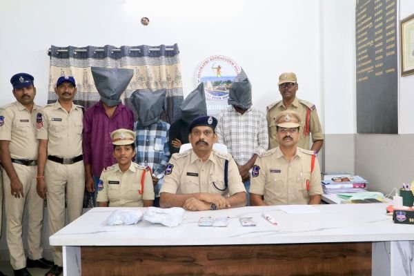 హత్య కేసులో నలుగురు నిందితుల అరెస్ట్**హత్యకు ఉపయోగించిన ఆయుధాలు, సెల్‌ఫోన్లు స్వాధీనం* - *కొత్తగూడెం డీఎస్పీ ఆదినారాయణ*