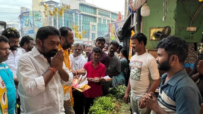 ఏసీ కూరగాయల మార్కెట్ లో కోటంరెడ్డి గిరిధర్ రెడ్డి,  రూప్ కుమార్ విస్తృత ప్రచారం