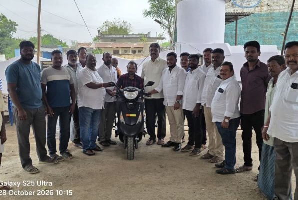 నిరుపేద వికలాంగుడికి స్కూటీ పంపిణీమాజీ జడ్పీటీసీ చెన్నమనేని శ్రీకుమార్, మెచినేని శ్రీనివాసరావు ట్రస్ట్ సహకారం