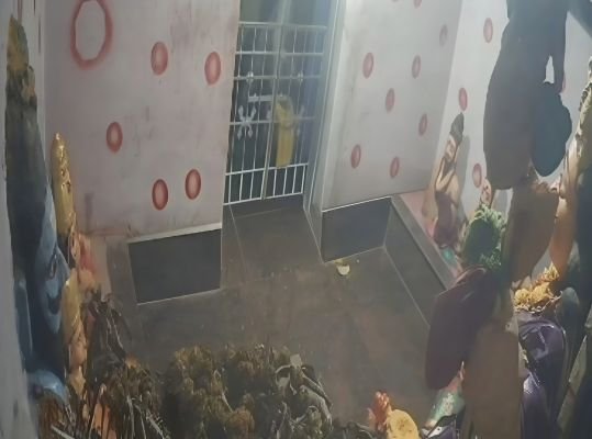 ఎలమ్మ ఆలయంలో అర్ధరాత్రి దొంగతనం