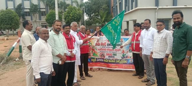 విద్యార్థులు మత్తు కుబానిసై జీవితాలను నాశనం చేసుకోవద్దు  -ఎమ్మెల్సీ కూచికుల్ల దామోదర్ రెడ్డి  -నషా ముక్త్ భారత్ అభియాన్ డ్రగ్స్ ఫ్రీ ర్యాలీ