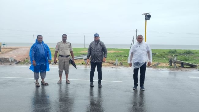 అర్ణబ్ తుఫాన్ నేపథ్యంలో వాడరేవులో ఎమ్మార్వో గోపి కృష్ణ పర్యవేక్షణ