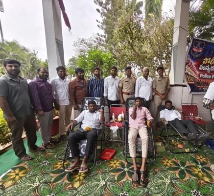 పోలీసు అమరవీరుల సంస్మరణ దినోత్సవం.. రక్తదానం చేసిన ఎస్ఎఫ్ఐ నాయకులు