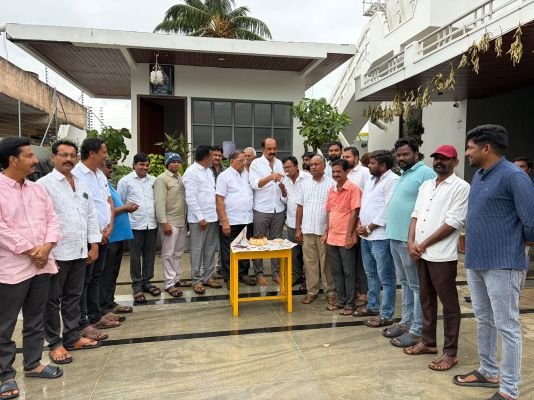 అశ్వారావుపేటలో  పొంగులేటి శ్రీనివాసరెడ్డి జన్మదిన వేడుకలు  కేక్ కట్ చేసి జన్మదిన శుభాకాంక్షలు తెలిపిన మున్సిపల్ వైస్ చైర్మన్ జూపల్లి రమేష్ బాబు, కాంగ్రెస్ నాయకులు