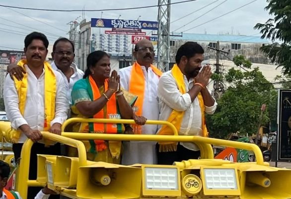 కోటంరెడ్డి గిరిధర్ రెడ్డి కి తప్పిన పెను ప్రమాదం..దూసుకు వచ్చిన టపాసులు