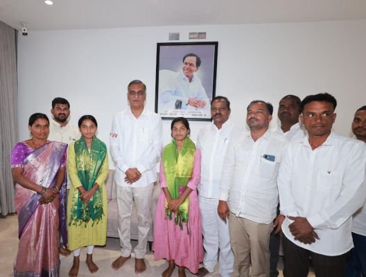 ప్రతిభా చాటిన విద్యార్థులను సన్మానించిన మాజీ మంత్రి హరీష్ రావు
