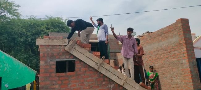 తాపీ పట్టి బేల్దారిగా మారిన మాజీ తలారి రంగయ్య