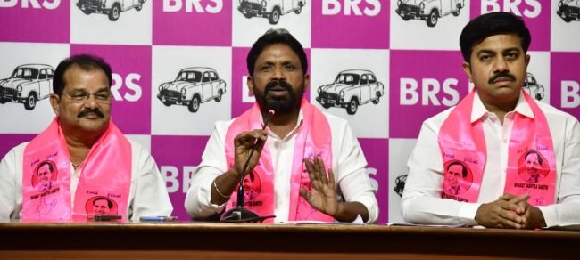 ఉద్యోగాలపై శ్వేతపత్రం విడుదల చేయాలి : కాంగ్రెస్ ప్రభుత్వంపై ఎర్రోళ్ల శ్రీనివాస్ ఫైర్ ,                  12 లక్షల ఎకరాల్లో పంటలు ఎండిపోతున్నా .. ప్రజా సమస్యలను పక్కనపెట్టి వ్యక్తిగత విమర్శలకే ప్రాధాన్యం: బీఆర్‌ఎస్ నేత