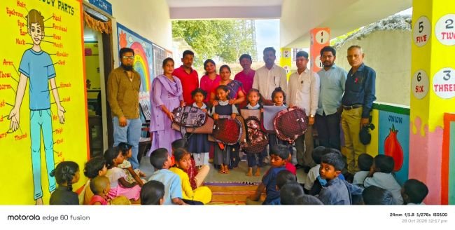 అంకిత ఫౌండేషన్ ఆధ్వర్యంలో పేద విద్యార్థులకు విద్యా సామగ్రి పంపిణీ