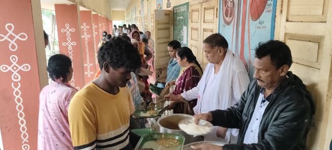 తుఫాన్ బాధితులకు అండగా ఎమ్మెల్యే మండలి బుద్ధప్రసాద్