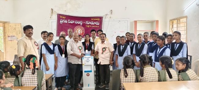 విద్యార్థినుల కోసం ‘కూల్ అండ్ హాట్ వాటర్ ఫిల్టర్’ అందజేత