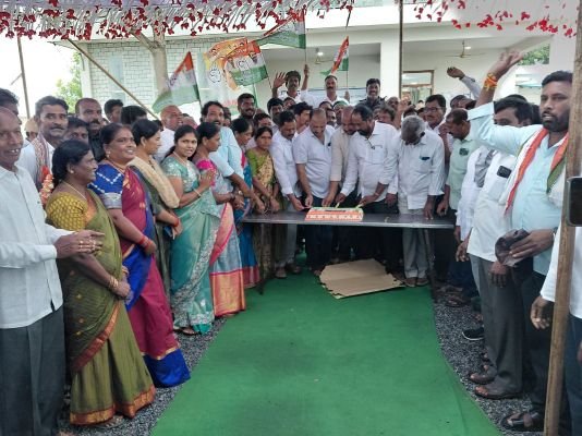 ఘనంగా మంత్రి పొంగులేటి శ్రీనివాస్ రెడ్డి గారి జన్మదిన వేడుకలు**వర్షాన్ని సైతం లెక్కచేయకుండా వేడుకలకు హాజరైన అభిమానులు**కేక్ కటింగ్‌తో పాటు తలసేమియా చిన్నారుల కోసం రక్తదాన శిబిరం నిర్వహణ*