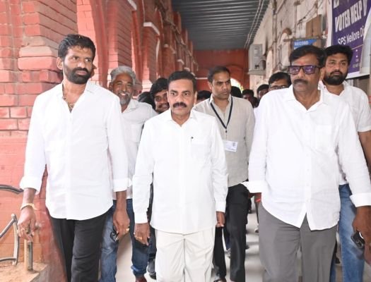 ఎన్నికల అవకతవకలపై ఫిర్యాదు చేసేందుకు కలెక్టరేట్‌కు వైసీపీ నేతలు