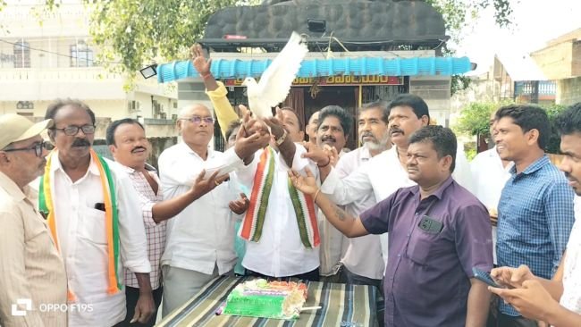 పి ఎస్ ఆర్ యువసేన ఆధ్వర్యంలో ఘనంగా పొంగులేటి జన్మదిన వేడుకలు -జన్మదిన సూచకంగా పావురాన్ని వదిలిన ఆవునూరి గణేష్ 