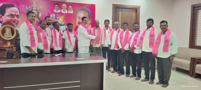 కాంగ్రెస్, బిజెపి పార్టీలకు బిగ్ షాక్.... బిఆర్ఎస్ లో చేరిన నాయకులు