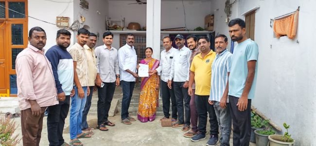 సీఎంఆర్ఎఫ్ చెక్కు పంపిణీ చేసిన ఉప్లూర్  సర్పంచ్ :ఏనుగందుల శైలందర్ 