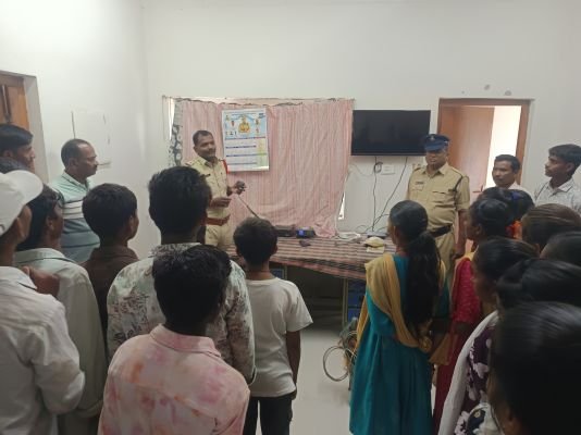 విద్యార్థులకు పోలీస్ విధులపై అవగాహన